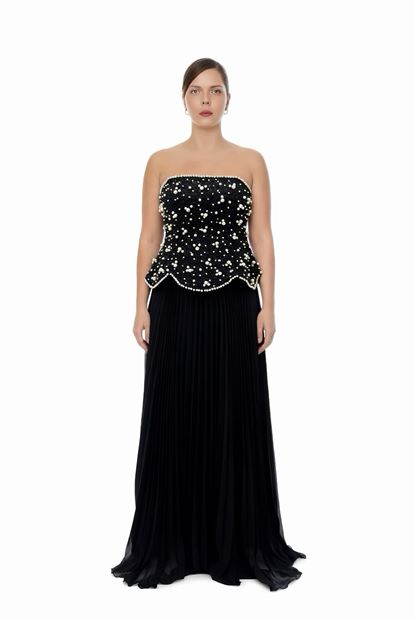 فستان سهرة أسود مطرز بالخرز بمقاسات كبيرة